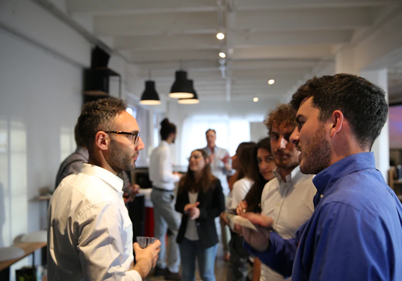 Participantes conversando na área de networking do FIND 2026