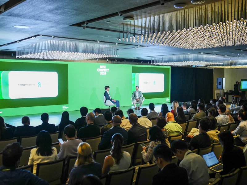 Palco com marcas parceiras e plateia no FIND 2026 em Resende-RJ